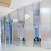  什么是活動(dòng)玻璃隔斷，活動(dòng)玻璃隔斷有哪些形式